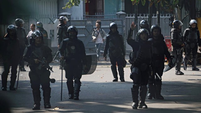 Polisi memukul mundur massa
