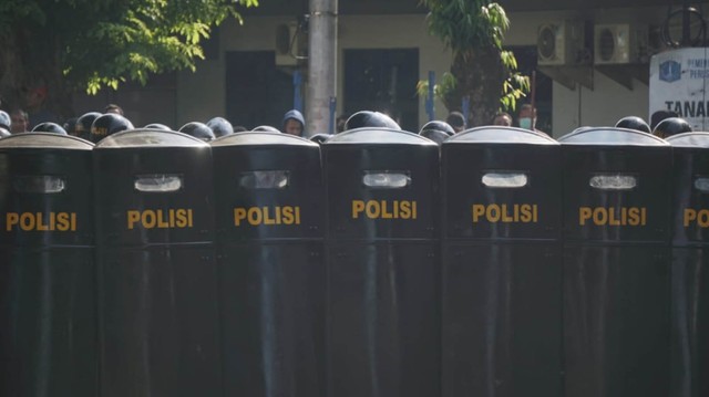 Polisi memukul mundur massa