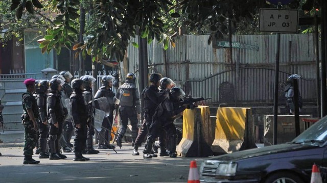 Sejumlah polisi memukul mundur massa di Jalan Taman Jatibaru. Foto: Irfan Adi Saputra/kumparan