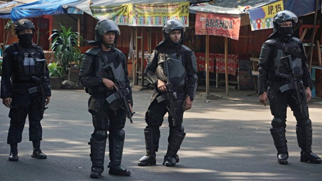 Polisi memukul mundur massa