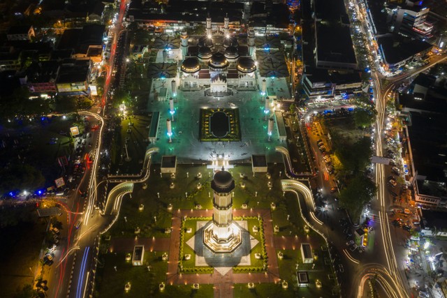 Masjid Raya Baiturrahman terlihat dari atas di malam peringatan Nuzululquran, Selasa (21/5). Foto Drone: Abdul Hadi
