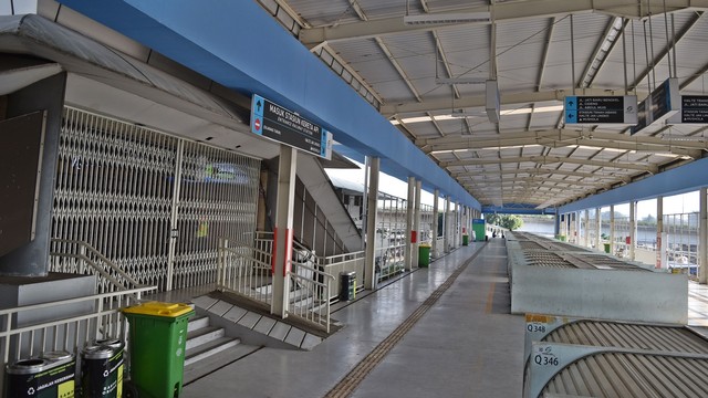 Stasiun KA Tanah Abang dalam kondisi tertutup di Jakarta
