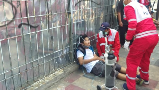 Massa aksi mendapat perawatan