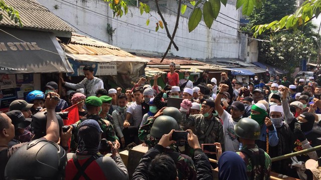 Anggota TNI sedang berdialog dengan massa demonstran. Foto: Ricad Saka/kumparan