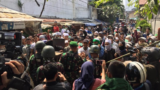 Anggota TNI sedang berdialog dengan massa demonstran. Foto: Ricad Saka/kumparan