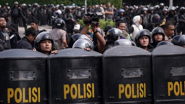 Barikade polisi berjaga di kawasan Sarinah, Jakarta Pusat, Rabu (22/5). Foto: Jamal Ramadhan/kumparan