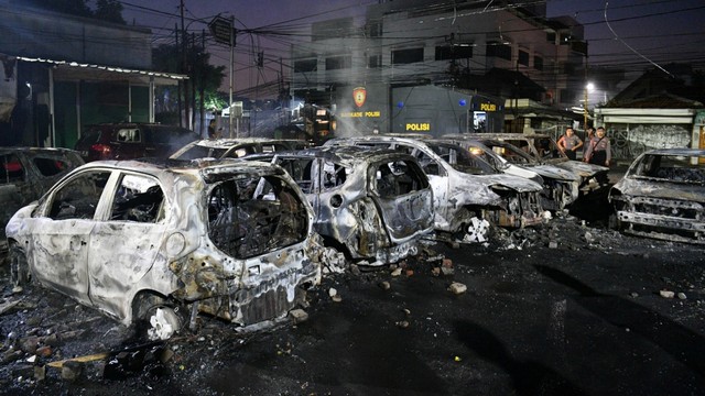 Sejumlah mobil terbakar akibat demo rusuh di Komplek Asrama Brimob, Petamburan. Foto: Antara/Sigid Kurniawan