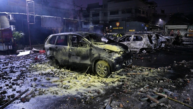 Unjuk Rasa, Bentrok, Komplek Asrama Brimob
