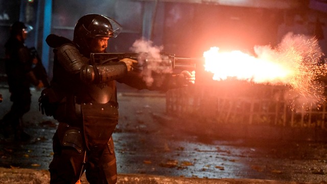 Petugas kepolisian menembakan gas air mata ke arah massa aksi saat terjadi bentrokan di kawasan Tanah Abang. Foto: Antara/Muhammad Adimaja