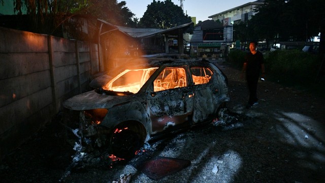 Sejumlah mobil terbakar akibat demo rusuh di Komplek Asrama Brimob, Petamburan. Foto: Antara/Sigid Kurniawan