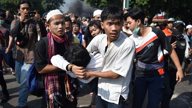 Unjuk Rasa, Bentrok, KS Tubun