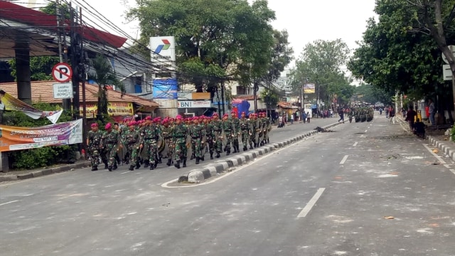 Personel TNI diterjunkan di kawasan Petamburan, Jakarta Barat. Foto: Maulana Ramadhan/kumparan