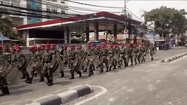 Personel TNI diterjunkan di kawasan Petamburan Foto: Maulana Ramadhan/kumparan