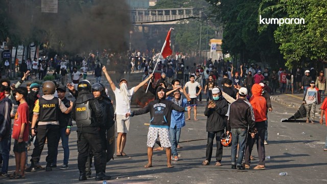 Massa Aksi saat bentrok di kawasan KS Tubun. Foto: Irfan Adi Saputra/kumparan