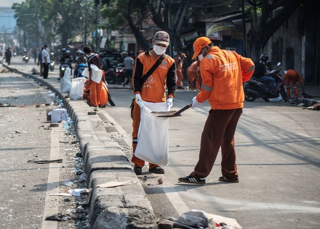 Konten Krispi Petugas PPSU Membersihkan Jalanan