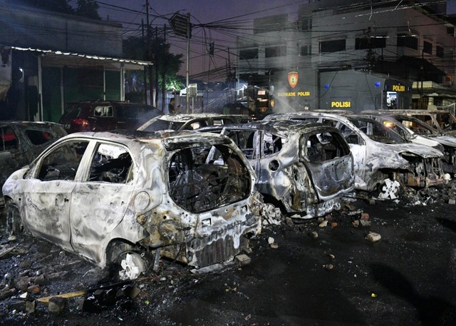 Sejumlah mobil terbakar akibat demo rusuh di Komplek Asrama Brimob, Petamburan. Foto: Antara/Sigid Kurniawan