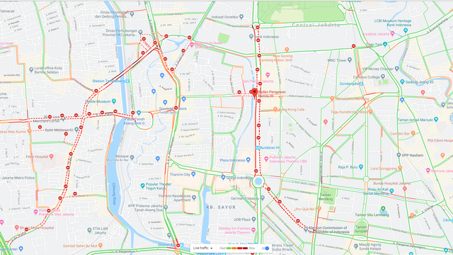 Tampilan sejumlah ruas jalan di Jakarta ditutup di aplikasi Google Maps. Foto: Bianda Ludwianto/kumparan