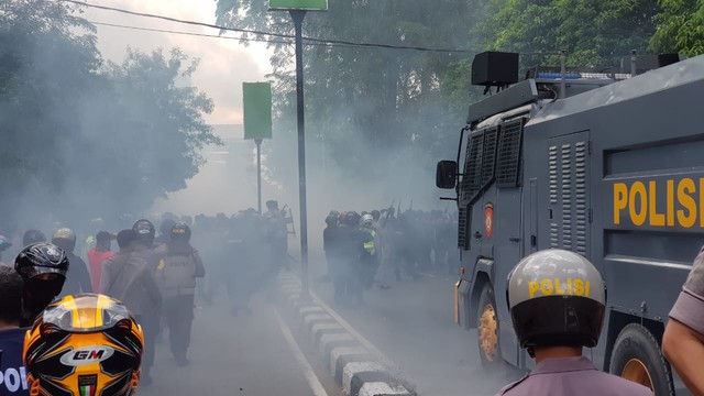 Situasi di simpang Jalan Tanjungpura, asap masih mengepul dan penjagaan polisi. Foto: dok Hi!Pontianak