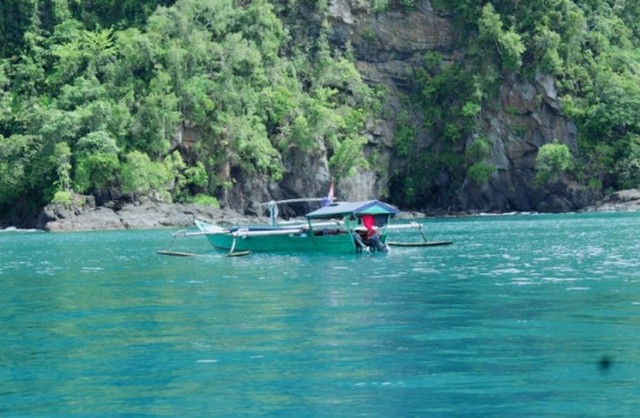 Wisata air terjun yang langsung jatuh ke laut di Kampung Malaumkarta, Distrik Makbon. (BumiPapua.com/Hardaningtyas)