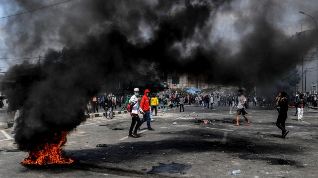 Massa membakar ban saat kerusuhan terjadi di Jalan Jati Baru Raya, Tanah Abang. Foto: Antara/Hafidz Mubarak A