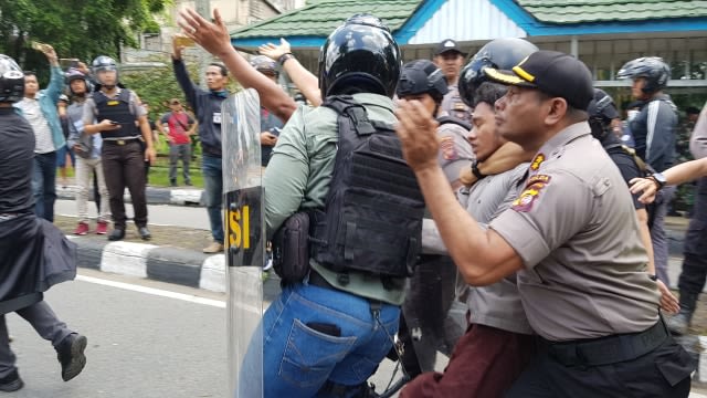 Situasi terkini di simpang Tanjungpura, polisi desak mundur massa. Foto: dok Hi!Pontianak