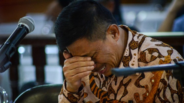 Bupati Cirebon Sunjaya Purwadisastra menangis saat menjalani sidang vonis di Pengadilan Tipikor, Bandung. Foto: Antara/Raisan Al Farisi