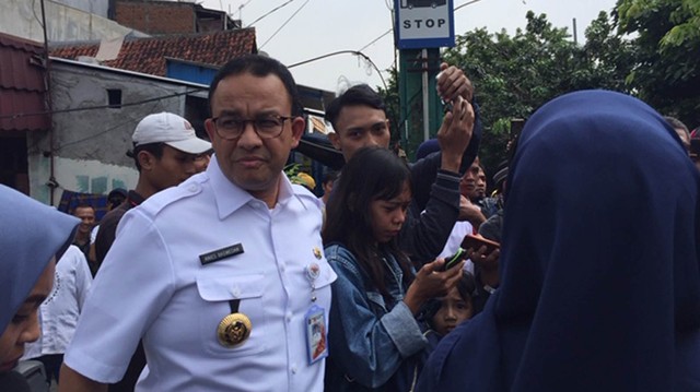 Gubernur DKI Jakarta, Anies Baswedan antar Adam Nurian ke pemakaman. Foto: Muhammad Darisman/kumparan