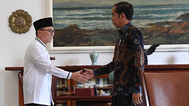 Presiden Joko Widodo menerima kedatangan Ketua MPR Zulkifli Hasan di Istana Bogor. Foto: Antara/Akbar Nugroho Gumay