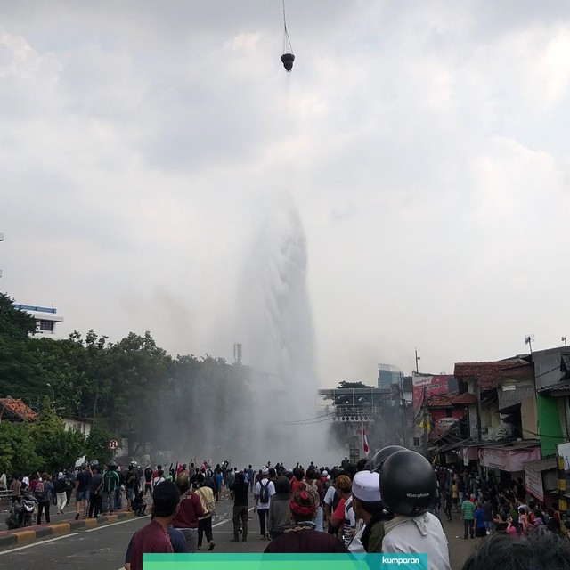 Helikopter Siramkan Air kepada Massa yang berkumpul di Jatibaru, Jakarta. Foto: Fadjar Hadi/kumparan