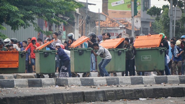 Sejumlah massa aksi di Jalan KS Tubun, Jakarta, Rabu (22/5). Foto: Irfan Adi Saputra/kumparan