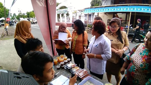 BPOM Manado saat melakukan uji terhadap makanan dan minuman yang dijual di Festival Ramadhan Kampung Jawa Tondano, Minahasa
