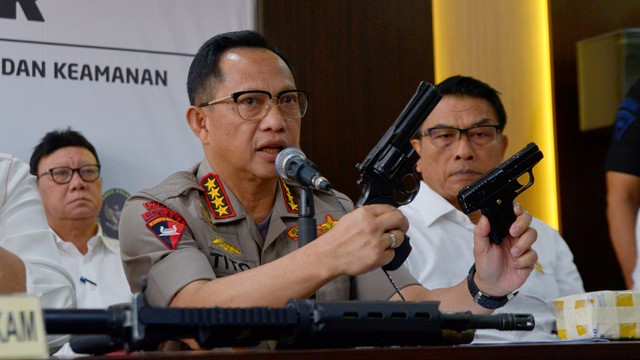 Kapolri Jenderal Tito Karnavian menunjukkan senjata yang disita saat melakukan konferensi pers di Kemenkopolhukam Foto: Fanny Kusumawardhani/kumparan