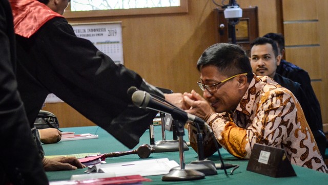 Terdakwa kasus suap Sunjaya Purwadisastra mencium tangan Hakim seusai menjalani sidang vonis di Pengadilan Tipikor, Bandung. Foto: Antara/Raisan Al Farisi