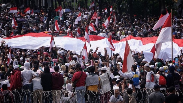 Demonstran menggelar aksi unjuk rasa di depan gedung Bawaslu, Jakarta, Rabu (22/5). Foto: Jamal Ramadhan/kumparan