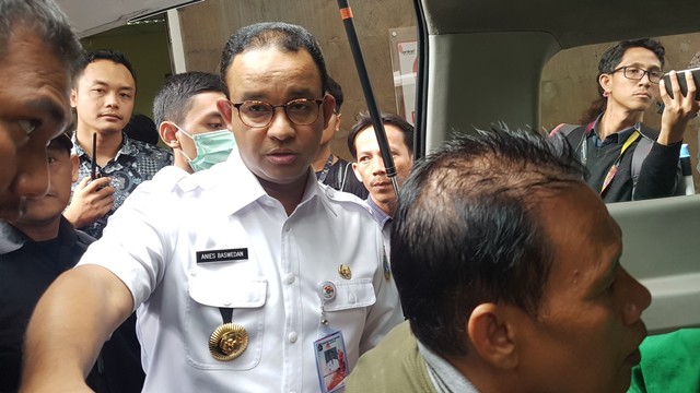 Gubernur DKI Jakarta Anies Baswedan saat kunjungi korban meninggal di RS Tarakan. Foto: Efira Thanu/kumparan