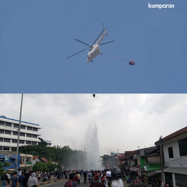 Helikopter menyiramkan air ke massa yang berkumpul di Jatibaru, Jakarta. Foto: Irfan Adi Saputra/kumparan dan Fadjar Hadi/kumparan