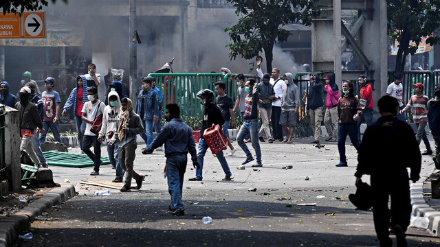 Massa melakukan penyerangan terhadap polisi saat kerusuhan di kawasan Slipi. Foto: Antara/Hafidz Mubarak A