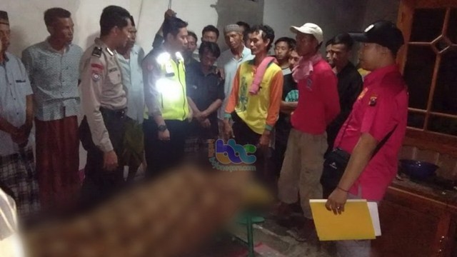 Petugas saat melaksanakan identifikasi jenazah korban, Mustamar  (56) warga Desa Guli Kecamatan Nogosari Kabupaten Boyolali, yang ditemukan meninggal dunia Kecamatan Kedungadem Bojonegoro. Selasa (21/05/2019)