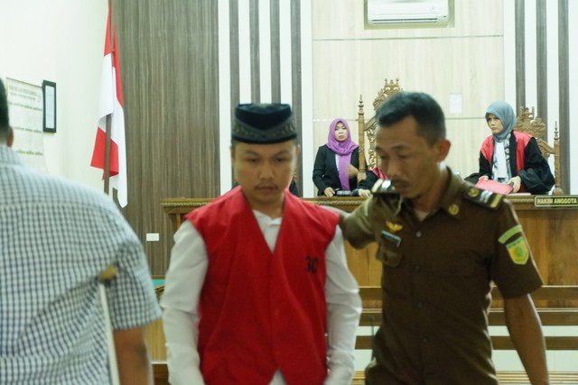 Terdakwa Imam Rusda Frandana ketika akan keluar dari ruang sidang di Pengadilan Negeri Kelas IA Tanjungkarang, Bandar Lampung, Rabu (22/5) | Foto : Obbie Fernando/Lampung Geh