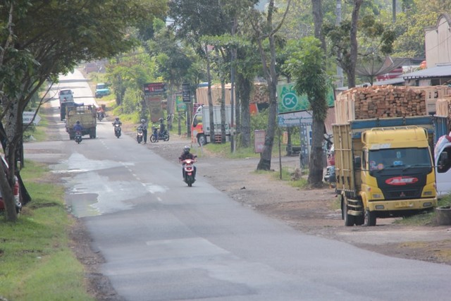 Jalan Hayam Wuruk penghubung Maron-Parakan merupakan jalan nasional yang merupakan jalur arus mudik Lebaran. Namun, keberadaannya dirasa terlalu sempit untuk menampung kendaraan, Rabu (22/5).Foto: ari.