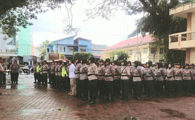 Anggota kepolisian Polda Maluku disiagan di depan Kantor KPU Maluku, kawasan Tantui Kota Ambon (Foto: istimewa)