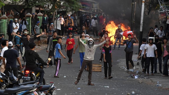 Massa meneriakan yel-yel saat terjadi kerusuhan di kawasan Slipi, Jakarta, Rabu (22/5). Foto: ANTARA FOTO/Hafidz Mubarak A