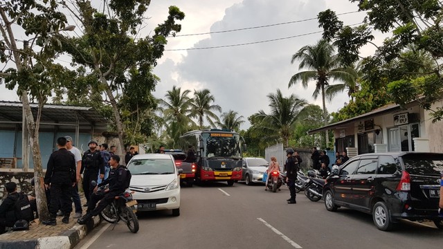 Puluhan personil Polda  Bangka Belitung berjaga-jaga di pintu masuk Pelabuhan Pangkalbalam, Pangkalpinang untuk mengantisipasi massa yang akan berangkat ke Jakarta.(foto:babelhits)