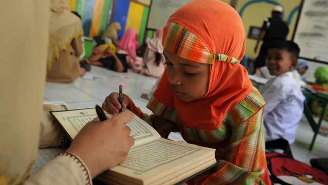 KONTEN SPESIAL, Belajar Al-Quran di Tengah Keterbatasan,Ilustrasi anak-anak belajar membaca Alquran