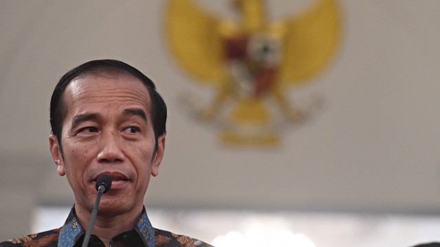 Presiden Joko Widodo menyampaikan keterangan terkait kerusuhan pascapengumunan hasil pemilu 2019 di Istana Merdeka, Rabu (22/5). Foto: Antara/Akbar Nugroho Gumay