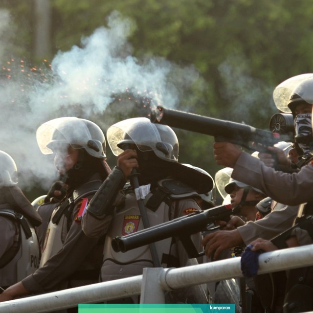 Anggota Dalmas menembakan gas air mata ke arah warga yang mulai tak terkendali dari jalan layang Slipi Jaya, Jakarta, Rabu (22/5). Foto: ANTARA FOTO/Hafidz Mubarak A