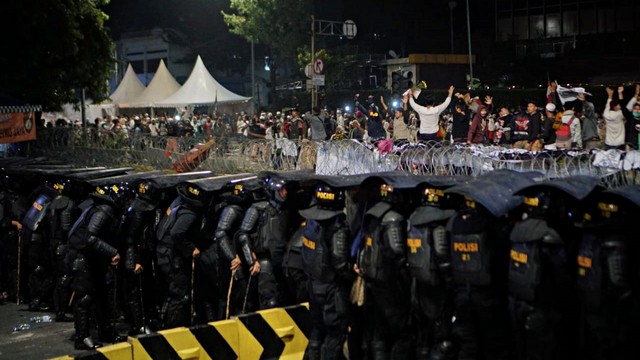 Petugas kepolisian berjaga saat massa menggelar aksi unjuk rasa di depan Gedung Bawaslu. Foto: Irfan Adi Saputra/kumparan