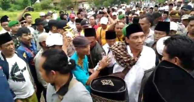 kericuhan PAW Kades Gunung Maddah, Rabu (27/3/2019) siang. (Ryan Hariyanto/MM).