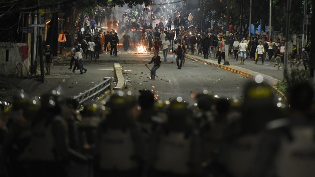Sejumlah massa menyerang ke arah petugas kepolisian saat terjadi bentrokan Aksi 22 Mei di kawasan Slipi Jaya, Jakarta, Rabu (22/5). Foto: ANTARA FOTO/Muhammad Adimaja