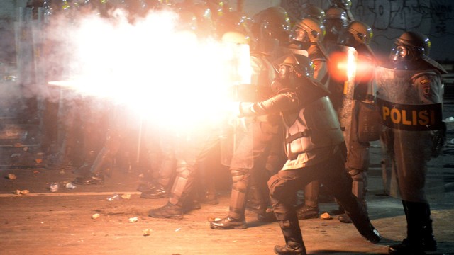 Personel kepolisian menembakkan gas air mata pada massa aksi 22 Mei di Jalan Brigjen Katamso, Slipi, Jakarta, Rabu (22/5). Foto: ANTARA FOTO/M Risyal Hidayat